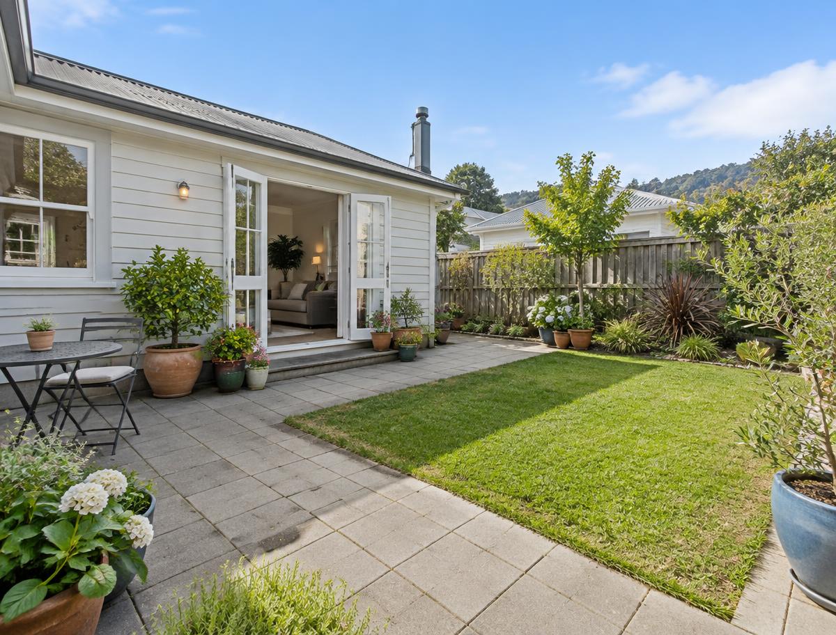 Low-care courtyard garden with pavers